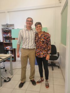 Fotografía: Fernanda Pinilla junto a su profesor guía el académico del DFC-UChile, Francisco Muñoz.