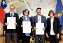 Carlos Cárdenas recibe la medalla de Profesor Titular en los 181 años de la U. de Chile
